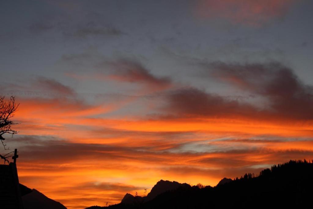 Pfeiffer Alm Am Sonnenhang Mit Blick Auf Die Zugspitze Garmisch-Partenkirchen Exterior foto