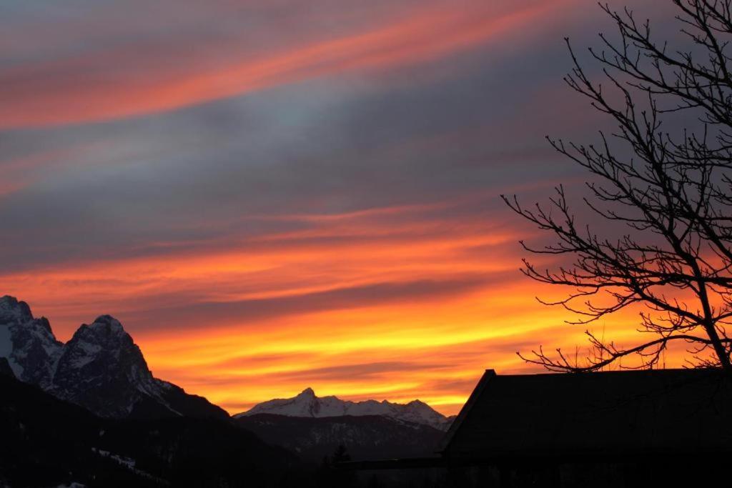 Pfeiffer Alm Am Sonnenhang Mit Blick Auf Die Zugspitze Garmisch-Partenkirchen Exterior foto