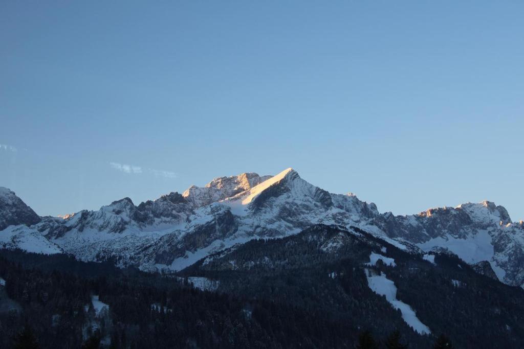 Pfeiffer Alm Am Sonnenhang Mit Blick Auf Die Zugspitze Garmisch-Partenkirchen Exterior foto