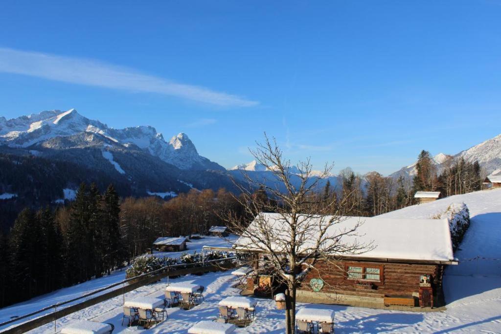 Pfeiffer Alm Am Sonnenhang Mit Blick Auf Die Zugspitze Garmisch-Partenkirchen Exterior foto