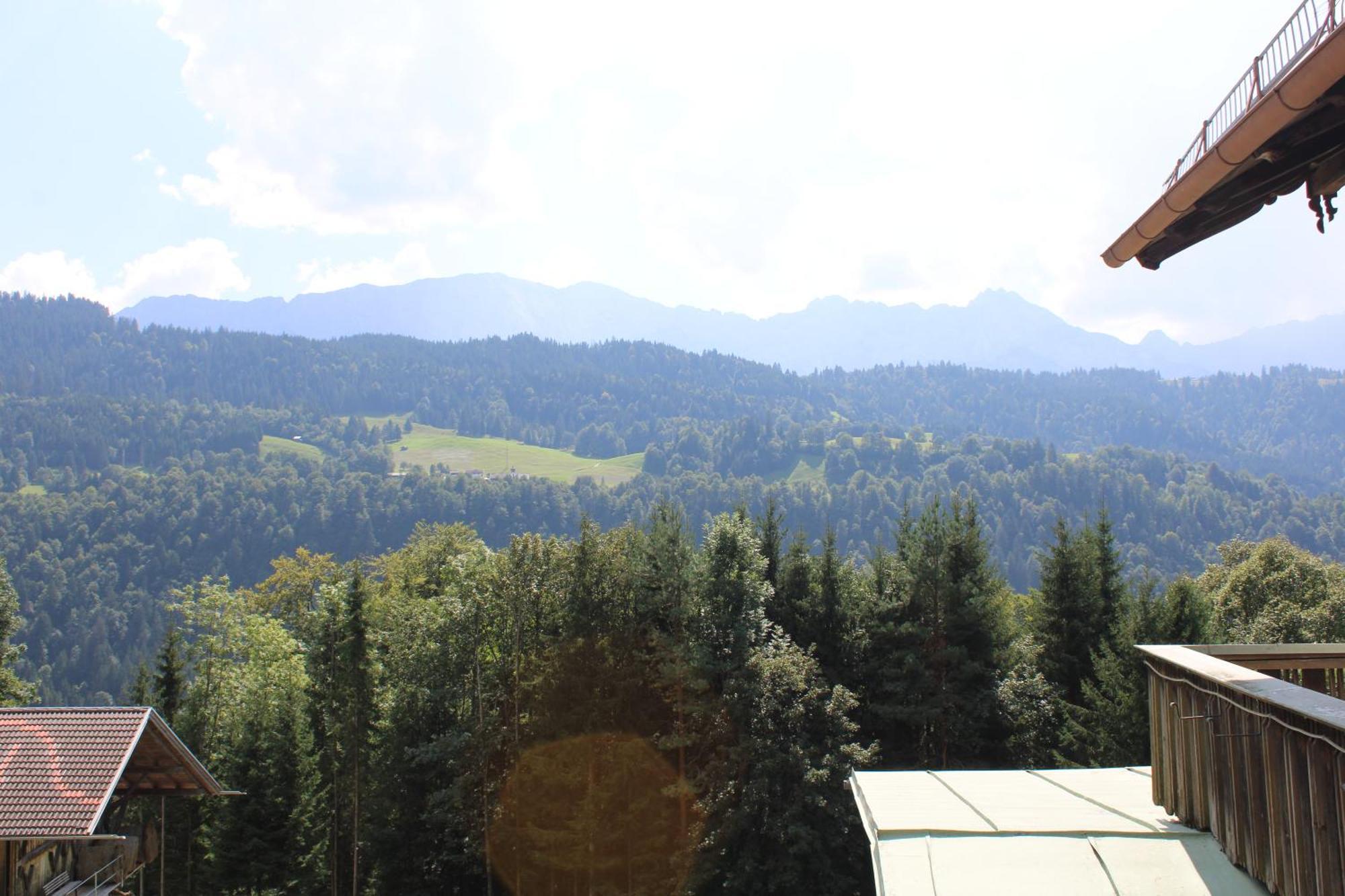 Pfeiffer Alm Am Sonnenhang Mit Blick Auf Die Zugspitze Garmisch-Partenkirchen Cameră foto
