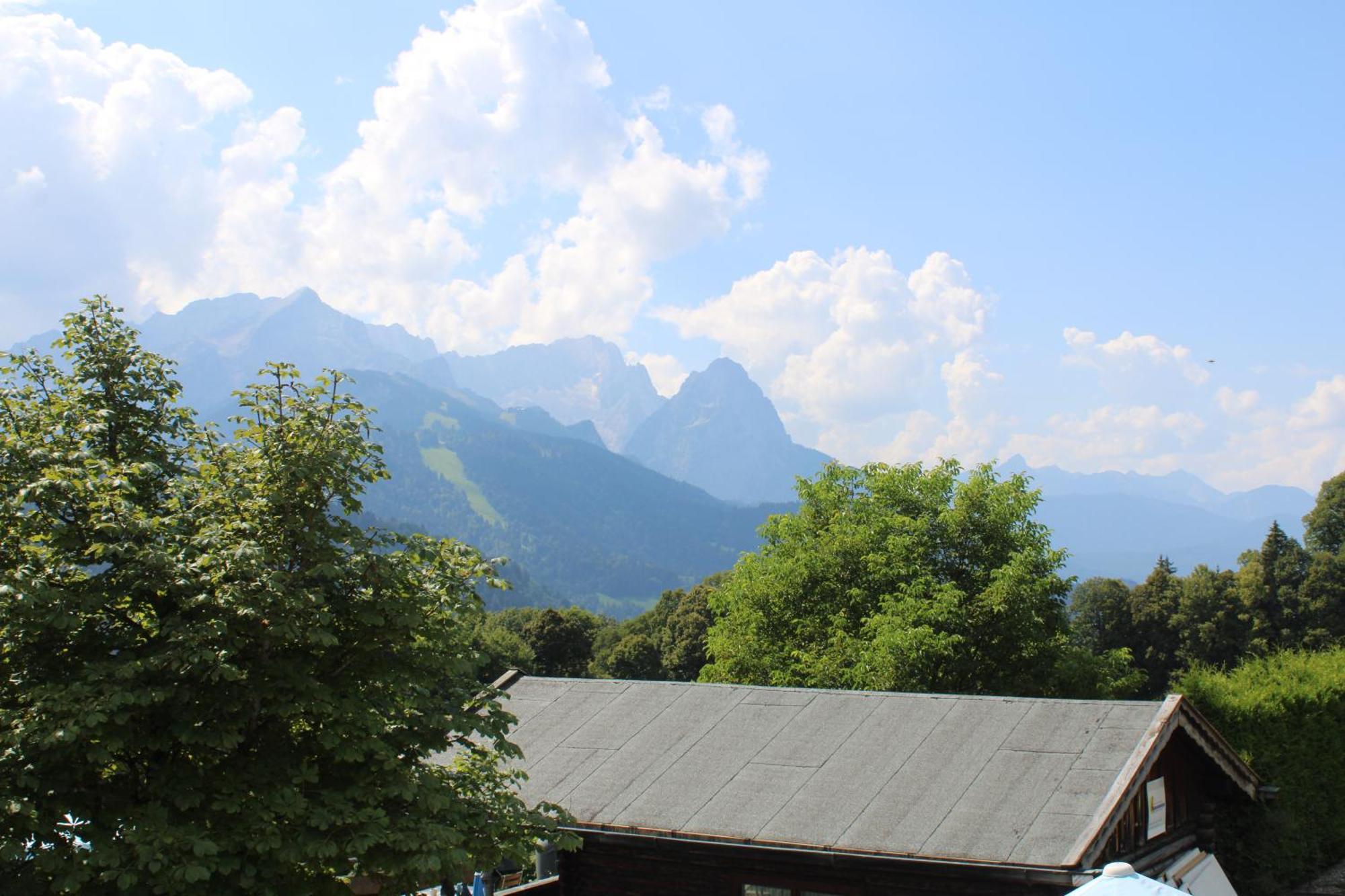 Pfeiffer Alm Am Sonnenhang Mit Blick Auf Die Zugspitze Garmisch-Partenkirchen Cameră foto